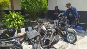 Gambar sepeda motor yang rusak akibat kerusuhan di Muntilan